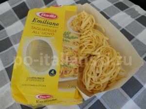 Italian pasta with seafood in cream sauce Pasta in cream sauce with salmon